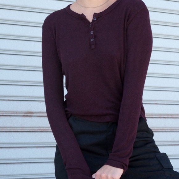 Aritizia community size small burgundy longslv top